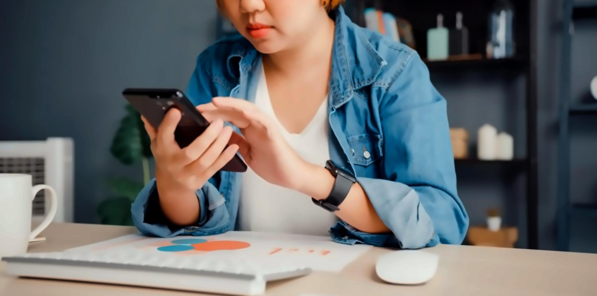 Studenti durante una sessione pratica di makeup con modelle, ambiente professionale con postazioni illuminate