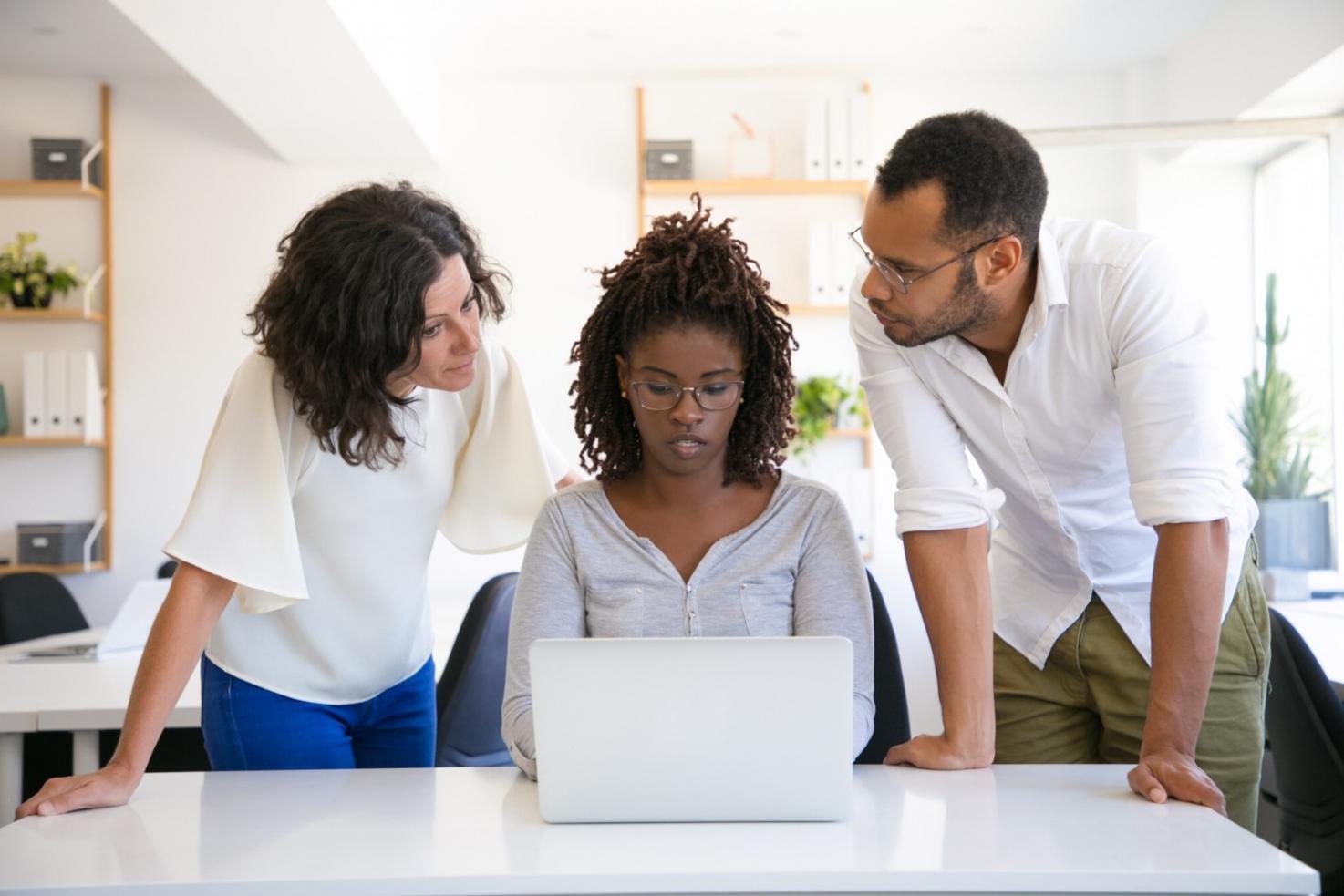 Sessione di makeup artistico durante un workshop professionale