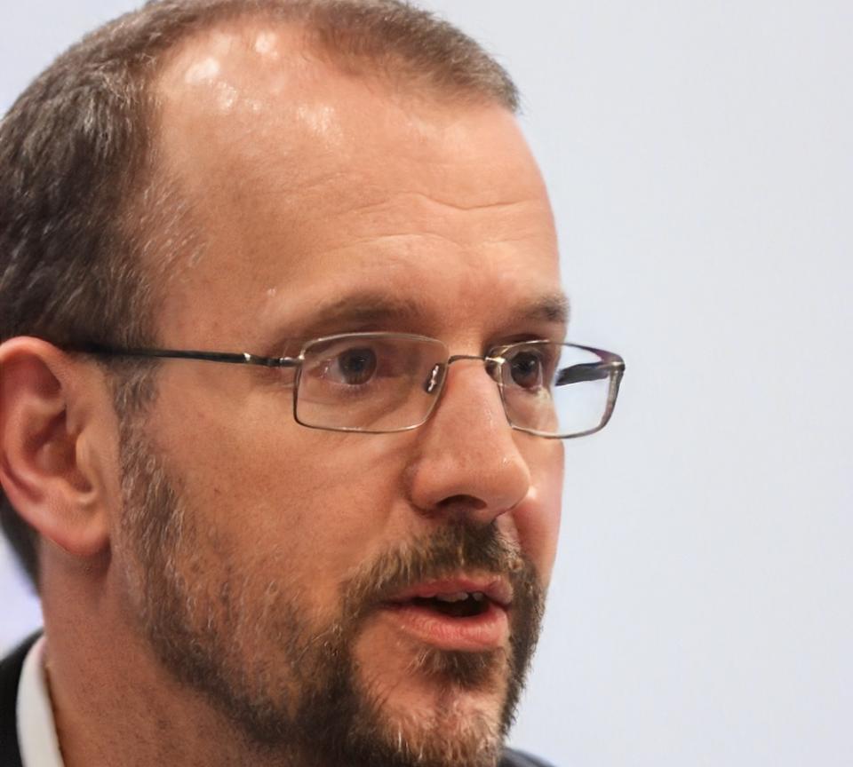 Maestro makeup durante sessione di formazione