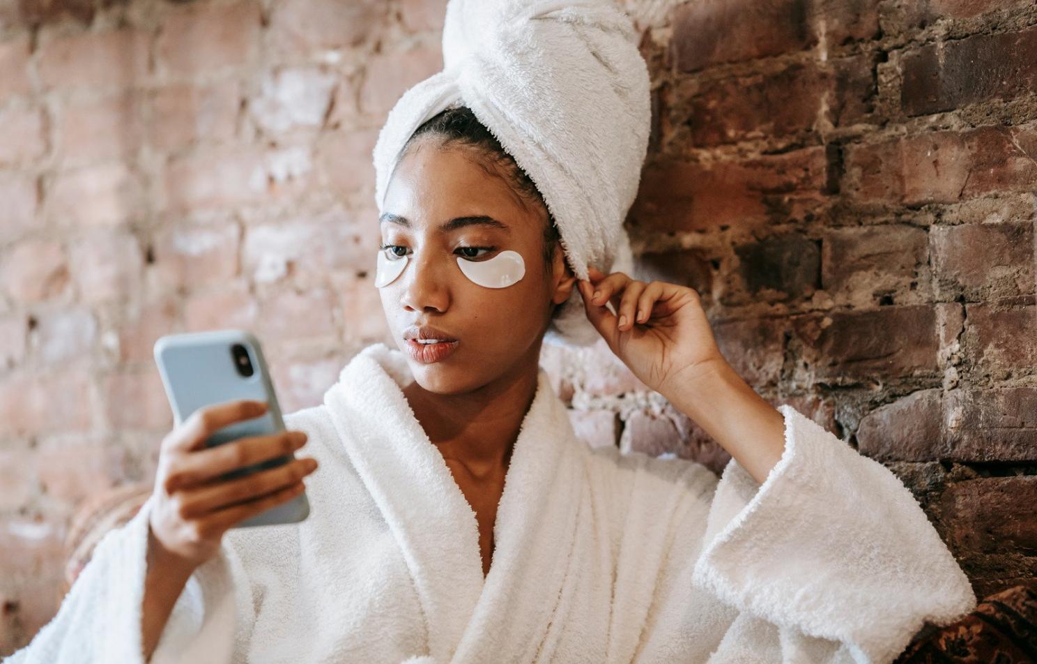 Makeup artist professionista durante una dimostrazione pratica