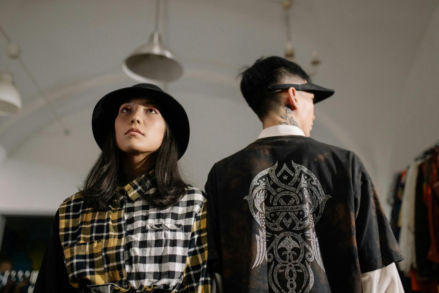 Strumenti e prodotti professionali per makeup artist disposti su una postazione di lavoro